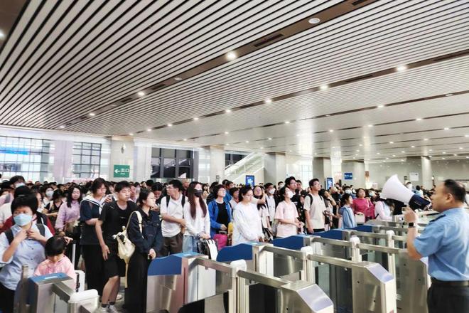 龙高铁五一假期客流持续增长k8凯发国际巨龙腾空！梅(图2)