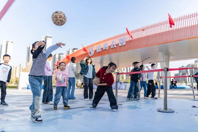 鸣公园「松弛系玩法」全攻略凯发k8五一躺赢计划｜鹿(图1)