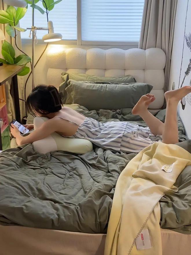 紧买！腰不痛眼不酸真造福懒人！凯发国际用这个姿势玩手机的抓(图6)